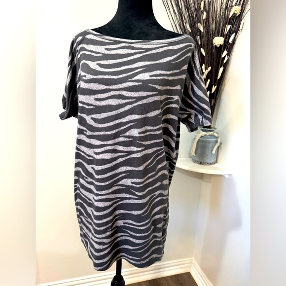 Moda International Gray Zebra Print long Tee with Short sleeves size Medium - Picture 1 of 8